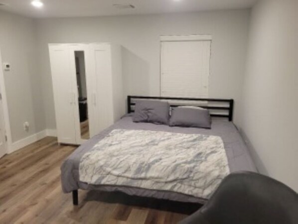 1 habitación, tabla de planchar con plancha, wifi gratis y ropa de cama 