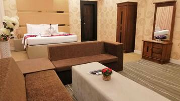 Kamar Double Deluks | Seprai premium, meja kerja, dan ruang kerja ramah laptop