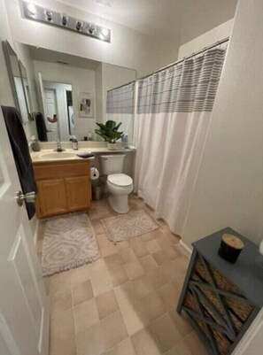 Serviettes fournies, papier de toilette