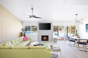 TV, fireplace