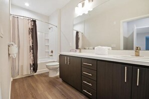 Een haardroger, handdoeken