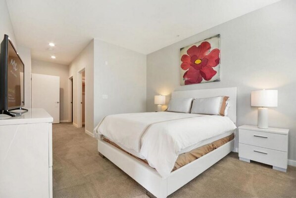 2 slaapkamers, een strijkplank/strijkijzer, beddengoed