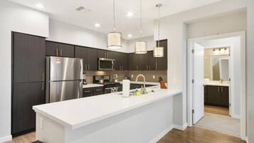 Réfrigérateur, micro-ondes, four, plaque de cuisson