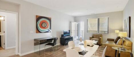 Télévision, table de tennis de table