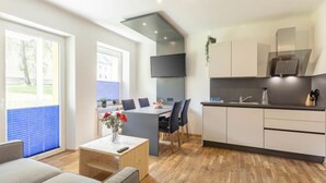 Un apartamento moderno con comedor, cocina y sala de estar.