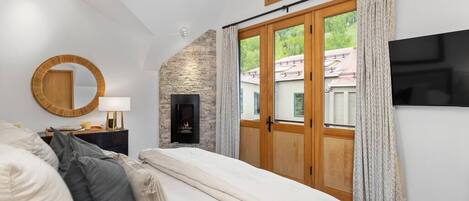 4 bedrooms, iron/ironing board, Internet, bed sheets