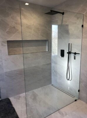 Haartrockner, Handtücher, Seife, Shampoo
