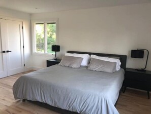 5 bedrooms, iron/ironing board, free WiFi, bed sheets