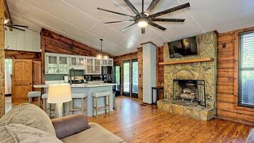 Smart TV, fireplace