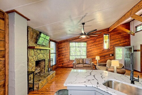 Mtn Charm on Lake Burton in 3-bedroom Apt.
Nightly rental or 12 month lease.