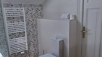 Baignoire, sèche-cheveux, serviettes fournies