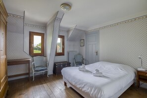 6 bedrooms, bed sheets