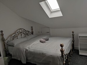 Chambre Familiale, salle de bains attenante | Ameublement personnalisé, Wi-Fi gratuit