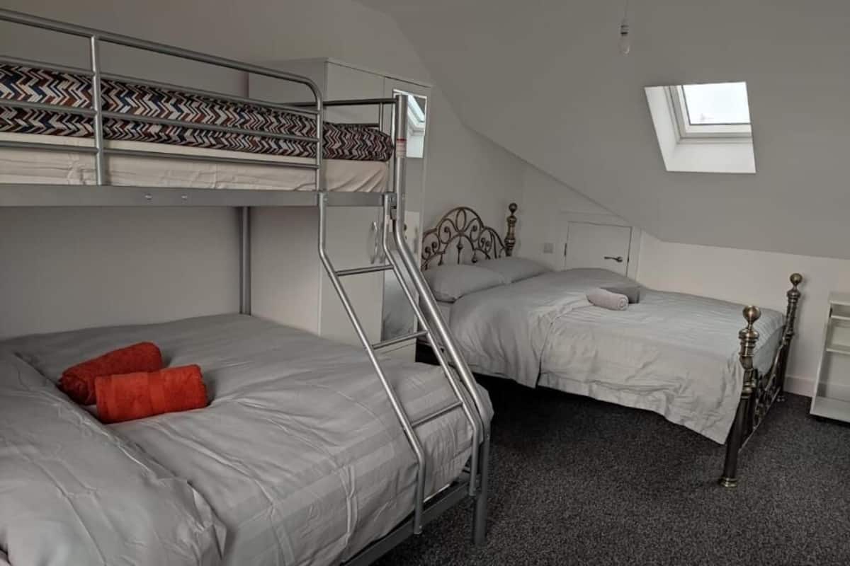 Chambre Familiale, salle de bains attenante | Ameublement personnalisé, Wi-Fi gratuit