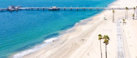 Una spiaggia nelle vicinanze