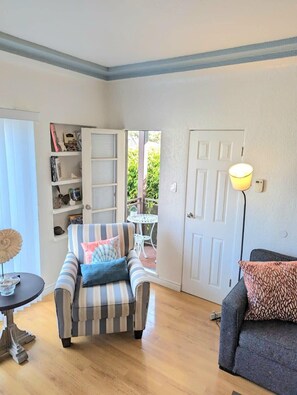 TV, fireplace, offices - The Dolphin: Beach~Workspace~W/D incl~PetsOK (Long Beach)