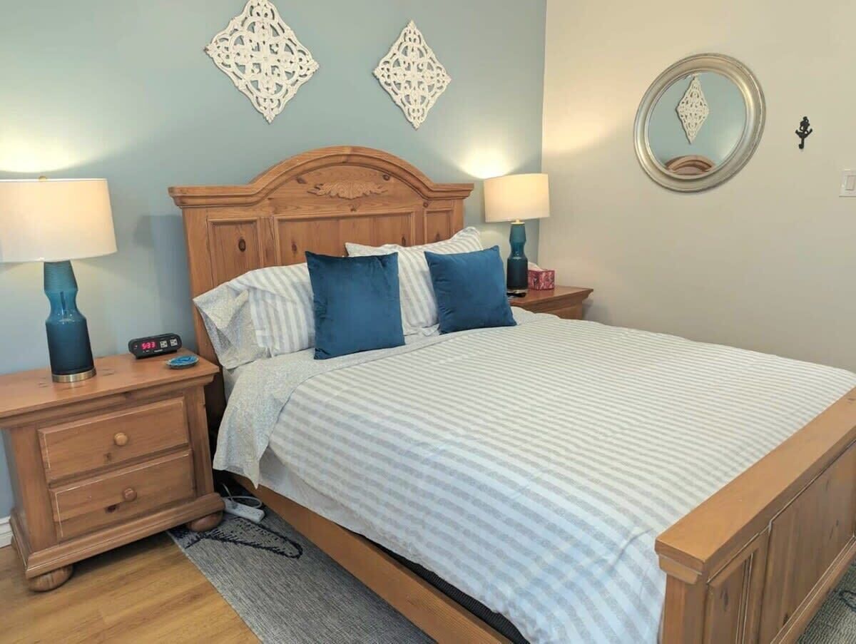 2 habitaciones, escritorio y tabla de planchar con plancha 