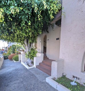 Property grounds - The Dolphin: Beach~Workspace~W/D incl~PetsOK (Long Beach)