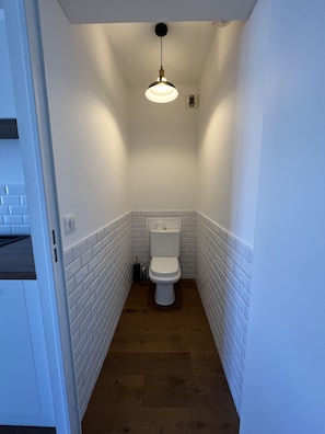 Een douche, een haardroger, handdoeken, zeep