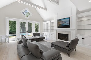 Smart TV, fireplace, offices - Hamptons Sanctuary in Sag Harbor (Sag Harbor)