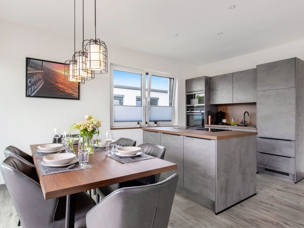 Frigorífico, microondas, horno y lavavajillas