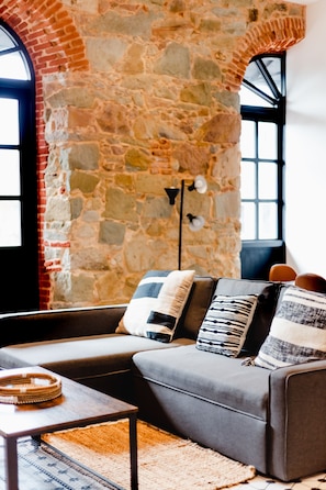 Deluxe appartement | Woonruimte | Een 55-inch smart-tv met digitale zenders en een televisie