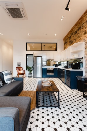 Deluxe appartement | Woonruimte | Een 55-inch smart-tv met digitale zenders en een televisie