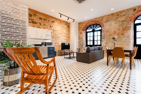 Deluxe appartement | Woonruimte | Een 55-inch smart-tv met digitale zenders en een televisie