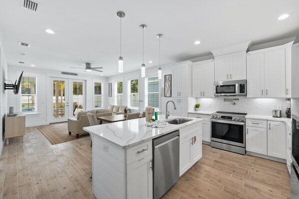 Lemari es besar, microwave, oven, dan kompor