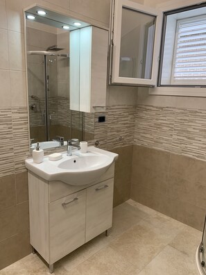 Douche, séchoir à cheveux, bidet, serviettes fournies