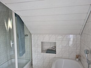 Haartrockner, Handtücher, Seife, Toilettenpapier