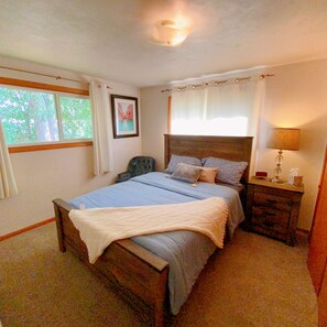 2 bedrooms, in-room safe, desk, iron/ironing board - Express Gateway in Stevens Point with fully enclosed fence for backyard! (Stevens Point)