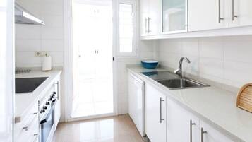 Een koelkast, een magnetron, een oven, een kookplaat