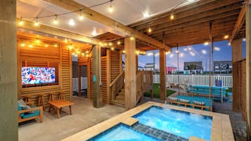 Een buitenzwembad en een verwarmd zwembad