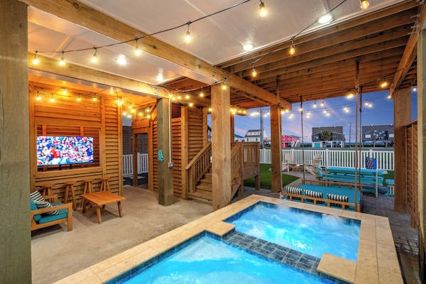 Una piscina al aire libre, una piscina climatizada