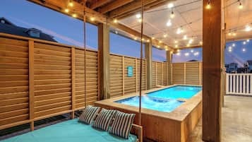 Kolam renang outdoor dan sebuah kolam renang air hangat