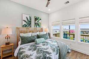 4 dormitorios, escritorio, tabla de planchar con plancha y cuna de viaje