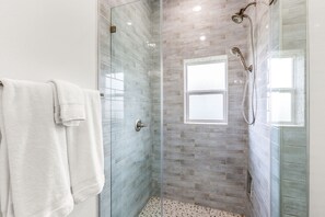 Douche, sĂšche-cheveux, serviettes fournies, savon