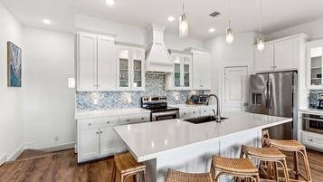 Lemari es, microwave, oven, dan kompor