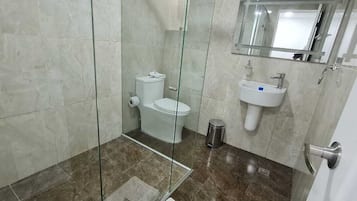 Ducha, cabezal de ducha tipo lluvia, piso con calefacción en el baño