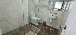 Deluxe Triple Room | Bathroom - Hotel Des Indes Cartagena (Cartagena)