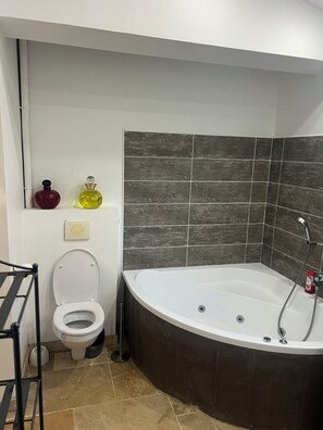 Jetted bath, hair dryer, towels, soap - Maison de Campagne (Fuveau)