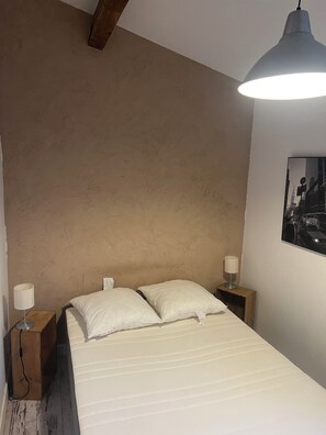 1 bedroom, travel cot, free WiFi, bed sheets