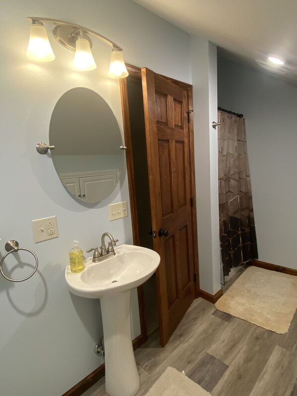 Regadera, secadora de cabello, toallas, jabón