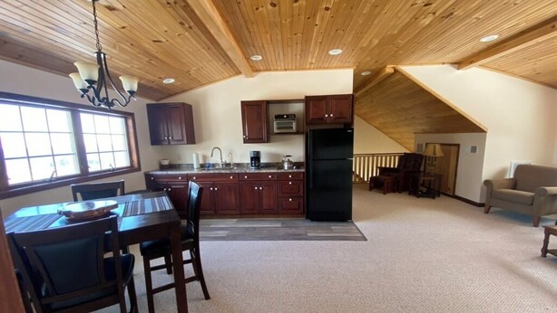 Un loft amplio con cocina, comedor y sala de estar.
