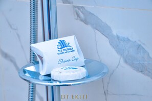 淋浴设施、按摩浴缸、吹风机、坐浴桶