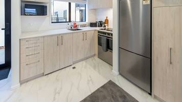 Jääkaappi, mikroaaltouuni, uuni, liesi