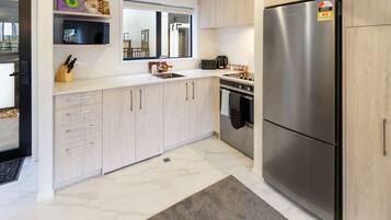 Refrigerador, microondas, horno, placa de cocina