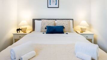 3 habitaciones, escritorio, tabla de planchar con plancha y wifi gratis