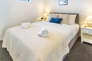 3 bedrooms, desk, iron/ironing board, free WiFi